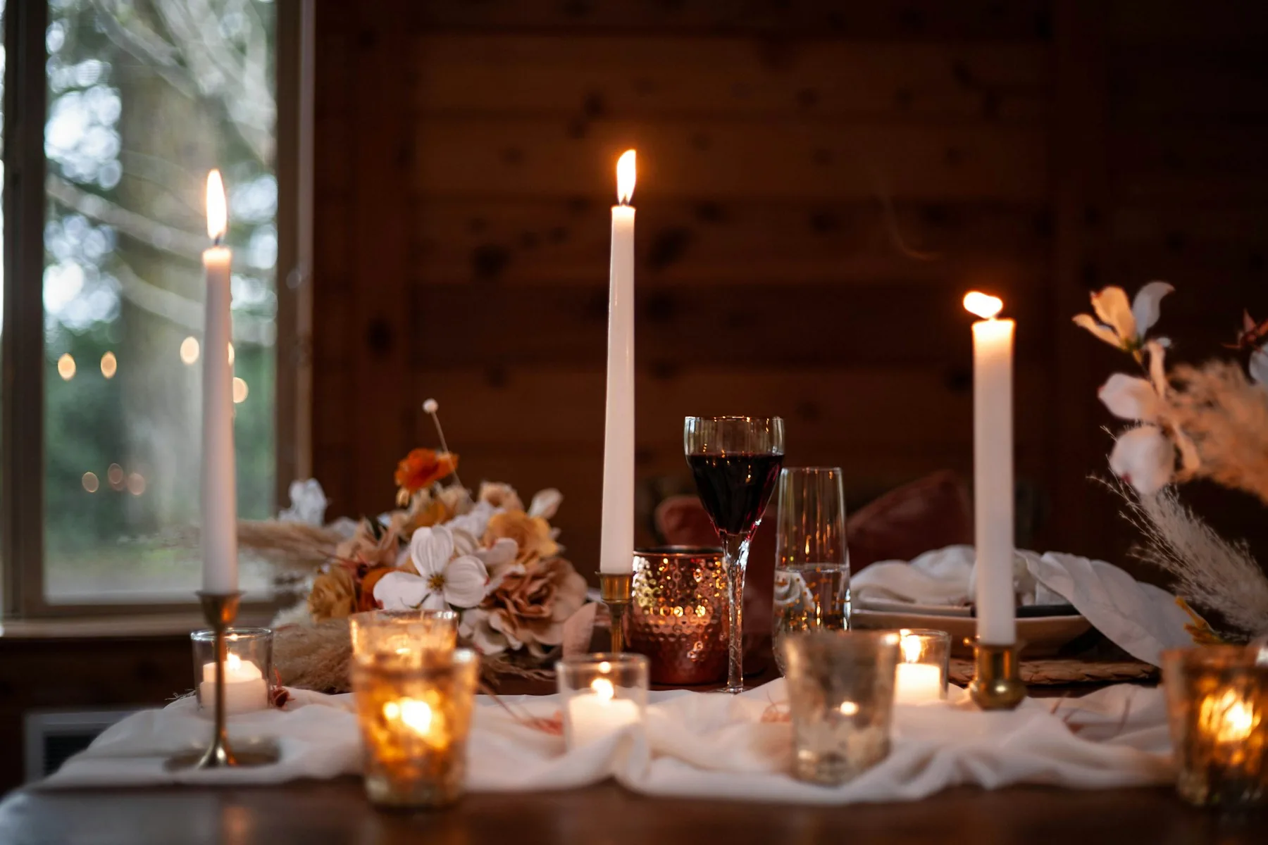 Elegante Hochzeitsfeier in festlicher Abendstimmung