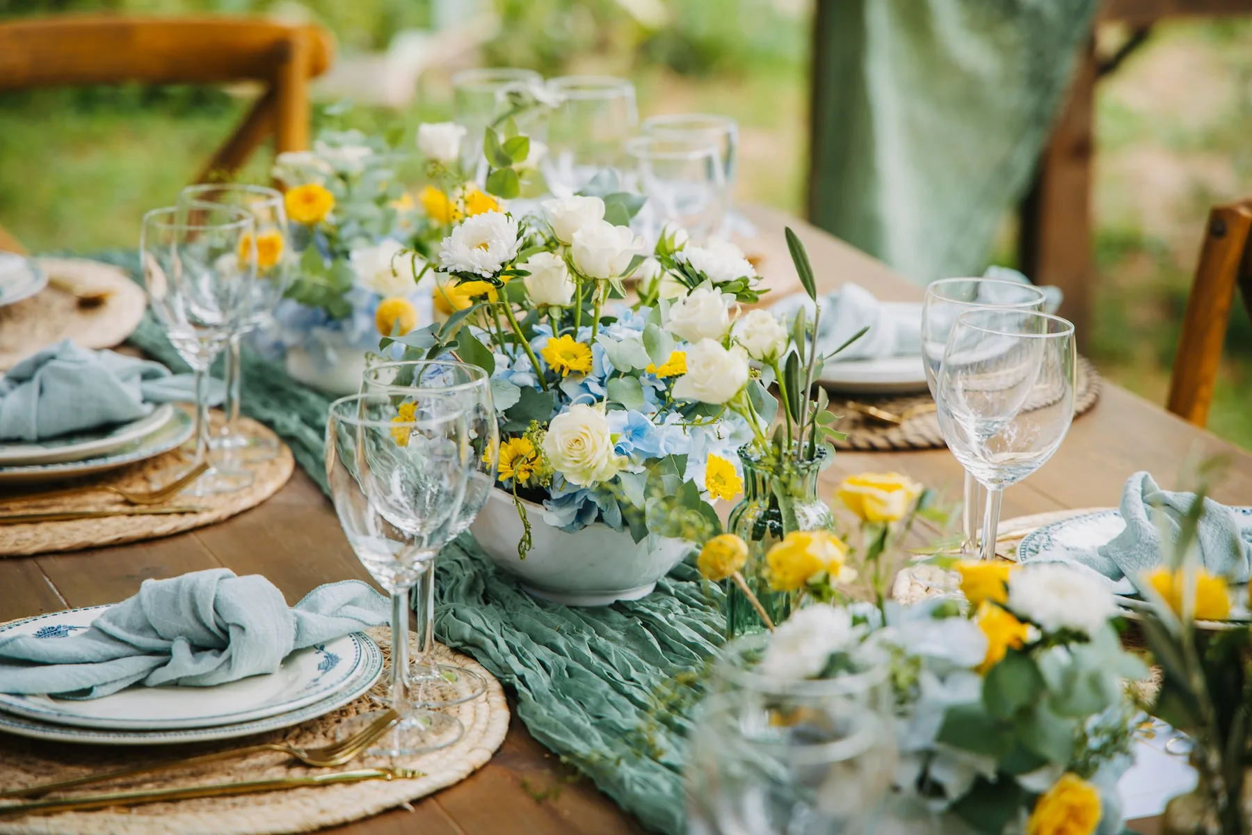 Gartenparty mit festlicher Tafel und Blumendekoration