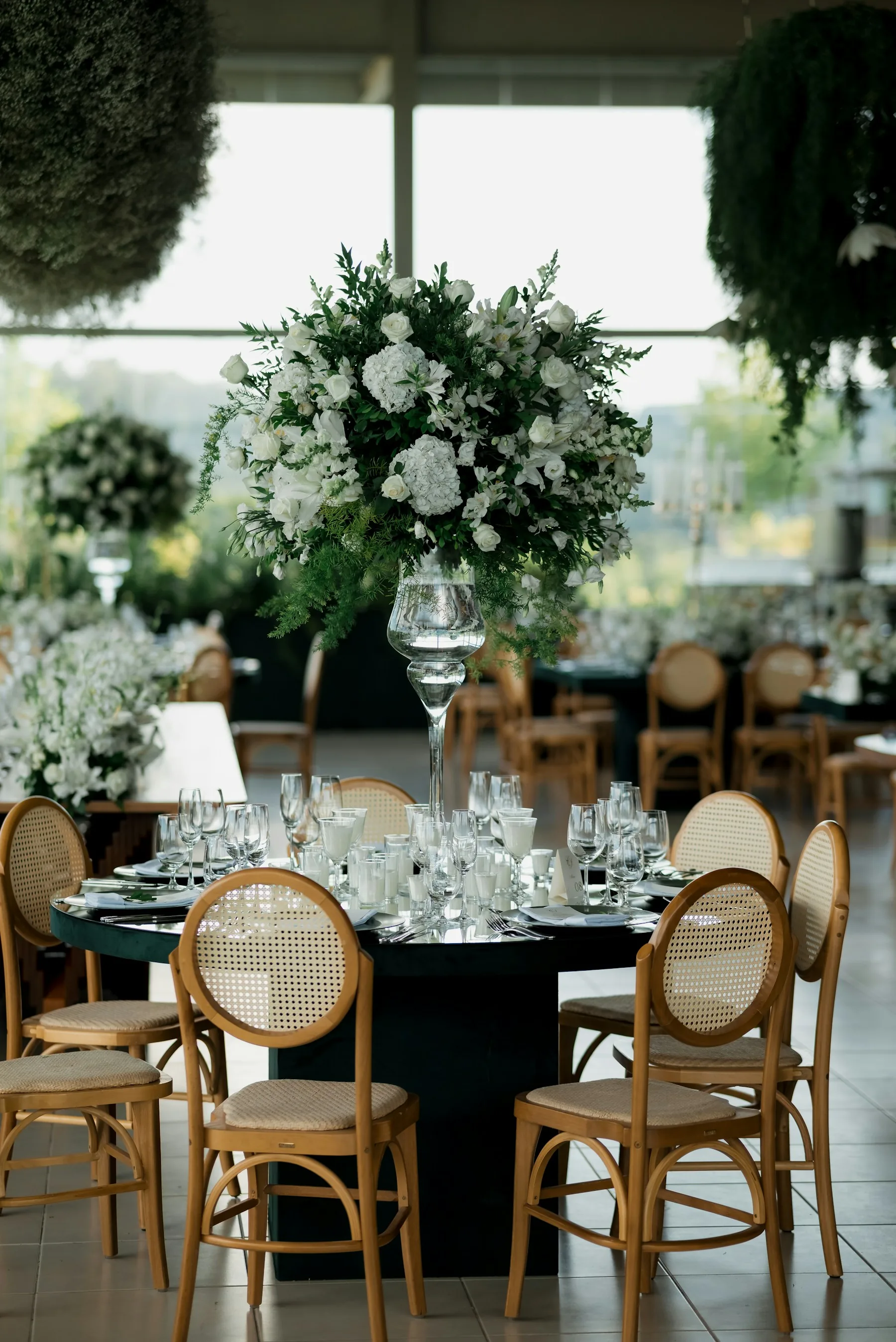 Helle festliche Tafel mit Blumen und eleganter Eventdekoration