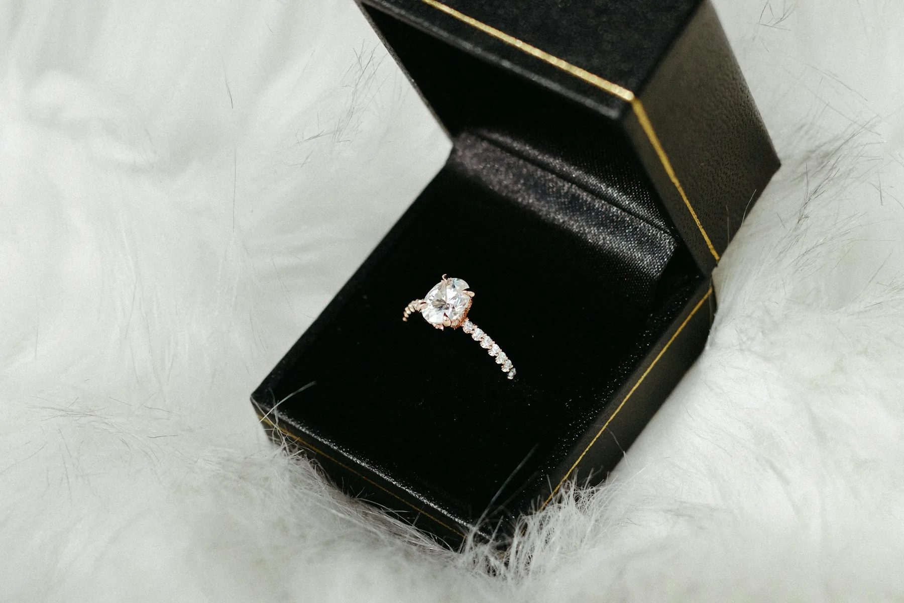 Verlobungsring in einer eleganten Ringschatulle